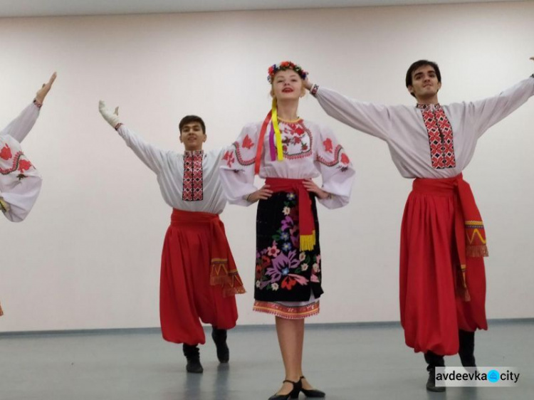   Багато квітів, відзнак та слайд-шоу: в Авдіївці привітали педагогів (ФОТО)