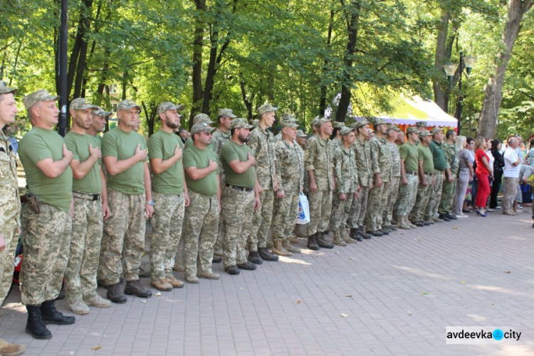 День независимости Украины отметили в Авдеевке молитвой, медалями, песнями и возложением цветов (ФОТО)