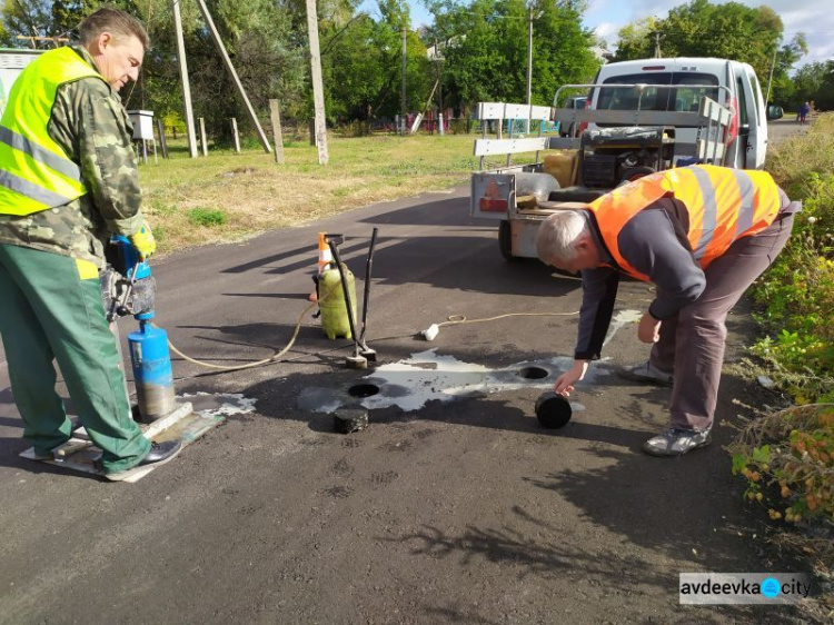 В Авдеевке проверят качество асфальта: пробы нового дорожного покрытия уже отобраны (ФОТОФАКТ)