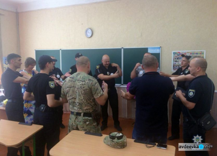 Приезжих стражей порядка погрузили в историю Авдеевки (ФОТО)