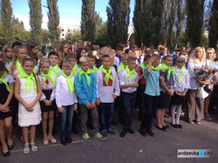 Фоторепортаж: День знаний в Авдеевке - вышиванки, юбилей, улыбки и слёзы