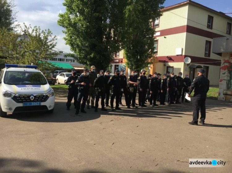 На вулиці Авдіївки вийшли посилені наряди поліції