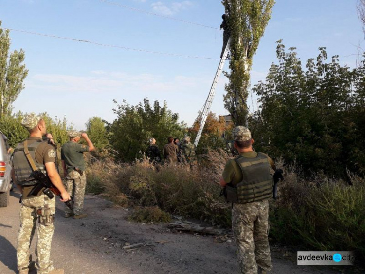 Авдеевские симики возвращали свет и развозили помощь (ФОТО)