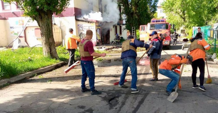 Комунальники Авдіївки продовжують оснащувати укриття та прибирати місто після обстрілів (ФОТОФАКТ)