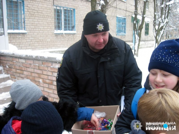 К полицейским Авдеевки пришли колядники (ФОТО)