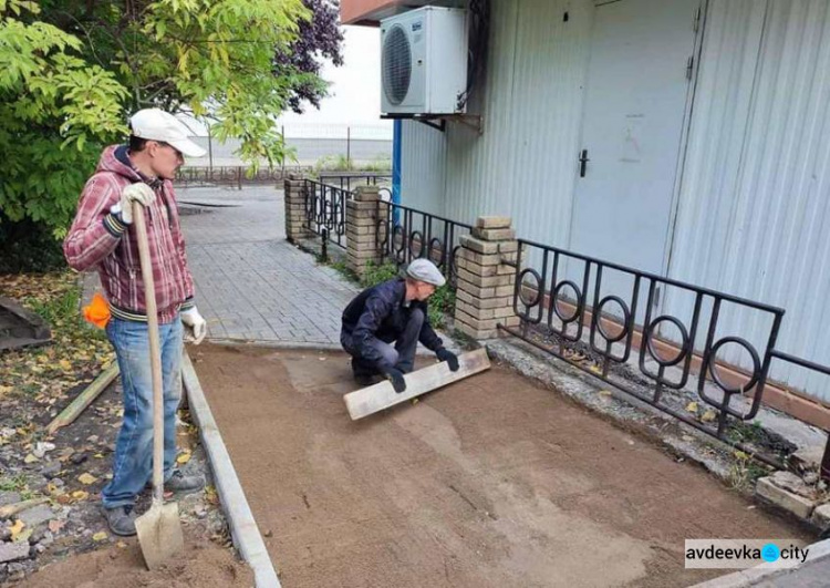 Комунальники Авдіївки облаштовують у місті нові пішохідні зони