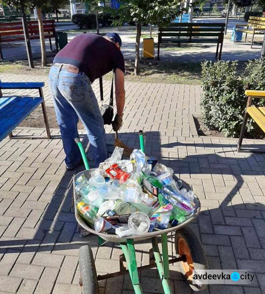 Авдеевские коммунальщики убрали с улиц "праздничный" мусор (ФОТО)