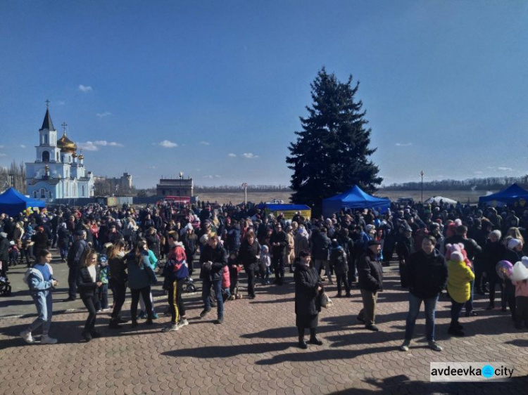 Народным гулянием в Авдеевке отметили последний день Масленицы 