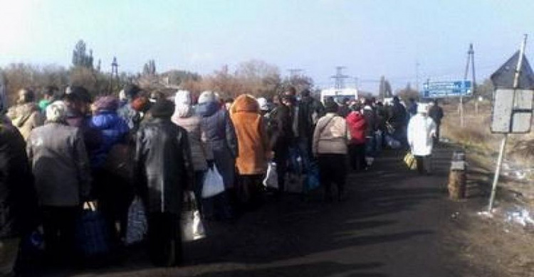 Людей на КПВВ продолжают волновать очереди, а к обстрелам уже привыкли, -  мониторинг