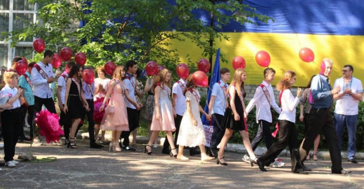 В школах Авдеевки ярко и трогательно отшумели последние звонки (ФОТОРЕПОРТАЖ)