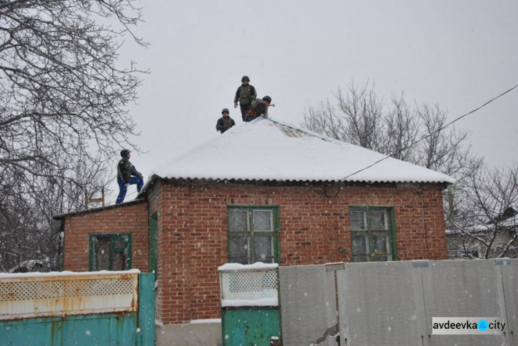 В Авдеевке спасатели восстанавливают дома при сложных погодных условиях (ФОТО)