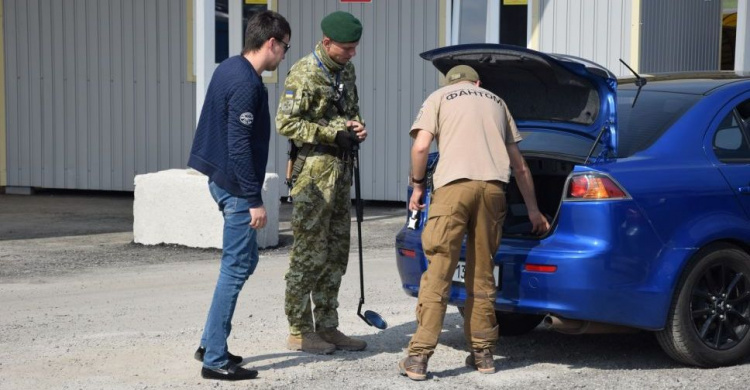 У донбасской линии разграничения задержали комплектующие к компьютерной технике