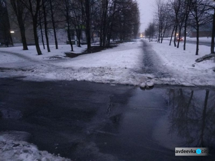 В Авдеевке обнажился асфальт (ФОТОФАКТ)