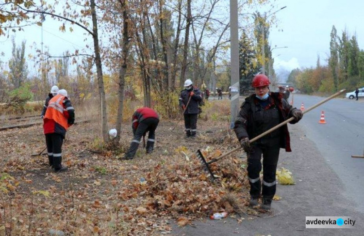 В Авдеевке работники АКХЗ наводят порядок на главной автомагистрали города