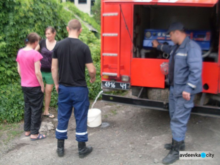 Спасатели развозят воду жителям Авдеевки