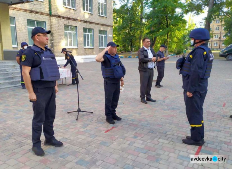 В Авдеевке поблагодарили спасателей, восстанавливающих разрушенные дома