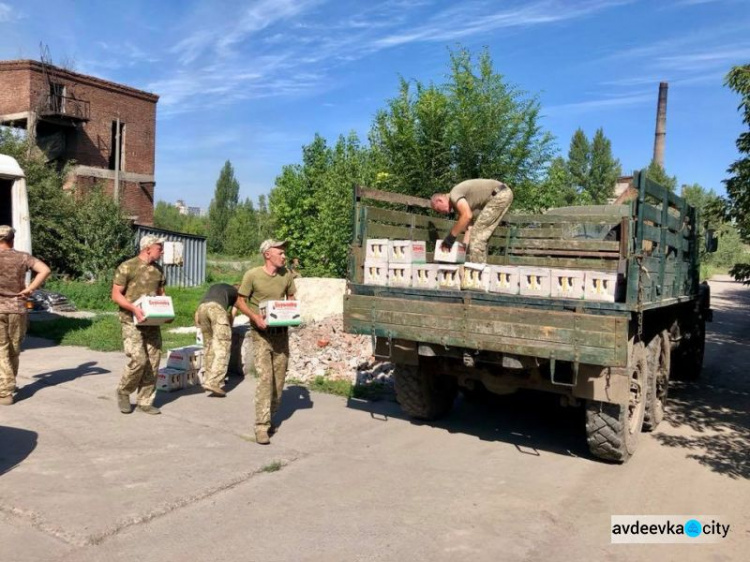 Защитников Авдеевки обеспечили молоком (ФОТО)