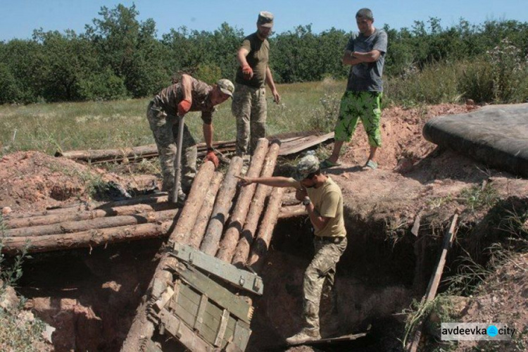 Авдеевские «симики» убирали у мемориала на промке и развозили хлеб (ФОТО)