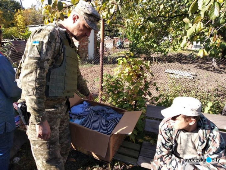 Продукты, вещи и открытки для защитников Украины раздавали вчера авдеевские «симики»