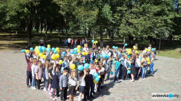 Школьники из Авдеевки выстроились в виде голубя в честь Дня мира (ФОТО)