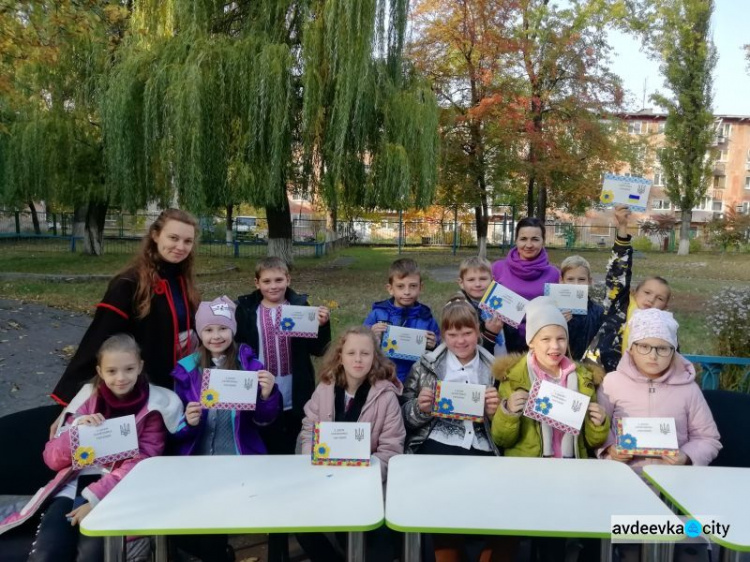 В Авдіївці школяри підготували вітальні листівки для військовослужбовців