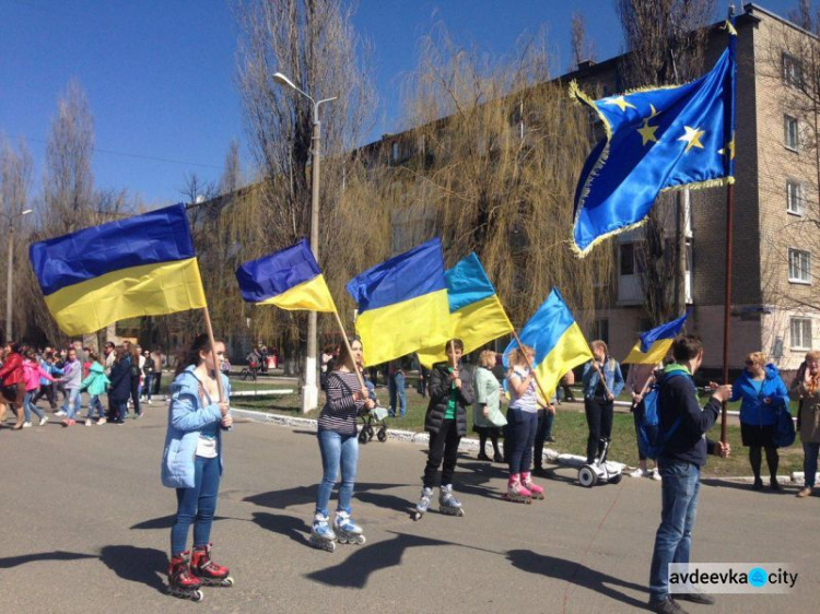 Авдеевцы поют и танцуют с самого утра: фоторепортаж