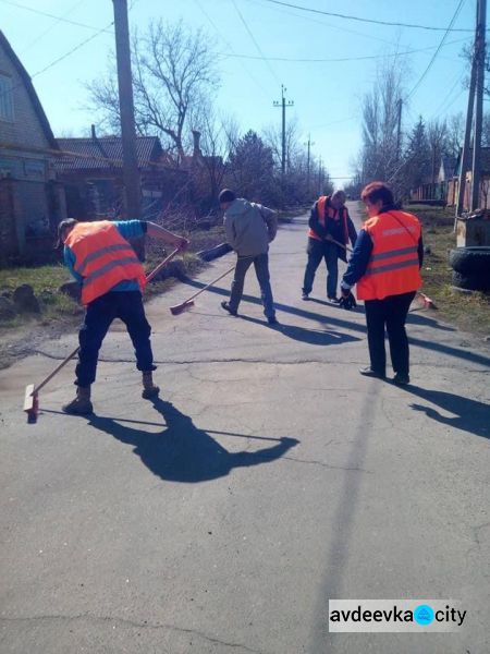  Авдіївські комунальники прибрали постраждалий від обстрілів парк у старій частині міста