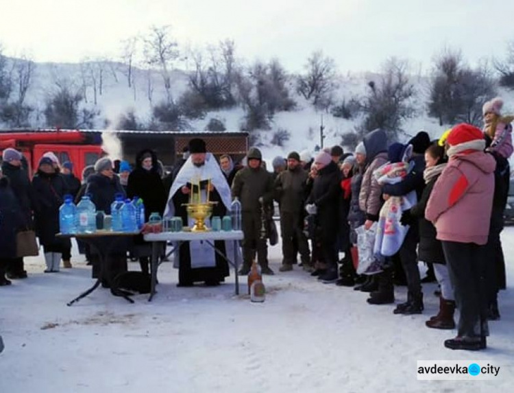 В Авдеевке на песчаном карьере провели крещенские мероприятия (ФОТО)