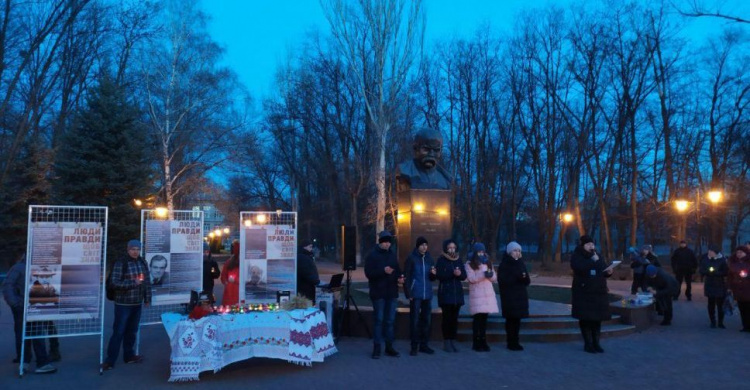 Згадуючи жертв голодоморів: Авдіївка долучилася до акції "Запали свічку" (ФОТО)