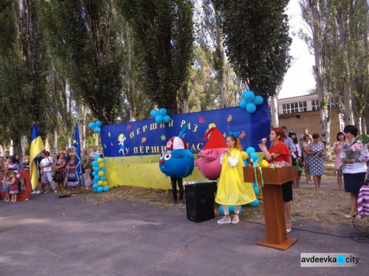 Фоторепортаж: День знаний в Авдеевке - вышиванки, юбилей, улыбки и слёзы