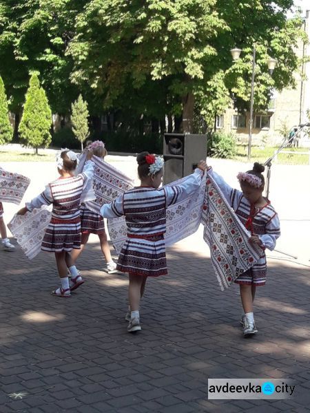 В Авдіївці співали, танцювали, нагороджували та віддавали шану захисникам: фотозвіт