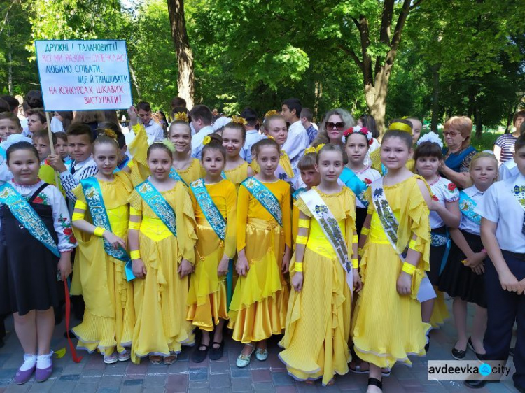 В школах Авдеевки ярко и трогательно отшумели последние звонки (ФОТОРЕПОРТАЖ)