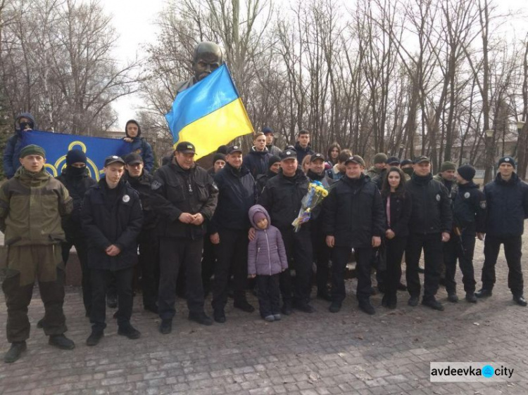 Авдіївські правоохоронці влаштували поетичний флешмоб до дня народження великого Кобзаря (ФОТО+ВІДЕО)