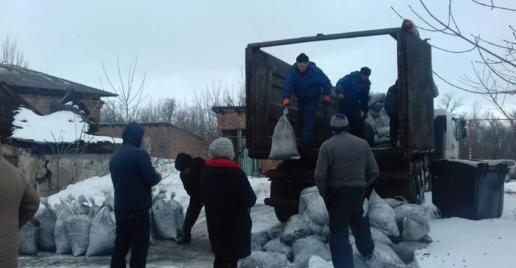 ADRA Ukraine обеспечила углем почти 1300 семей в "серой зоне" на Донбассе (ФОТО)