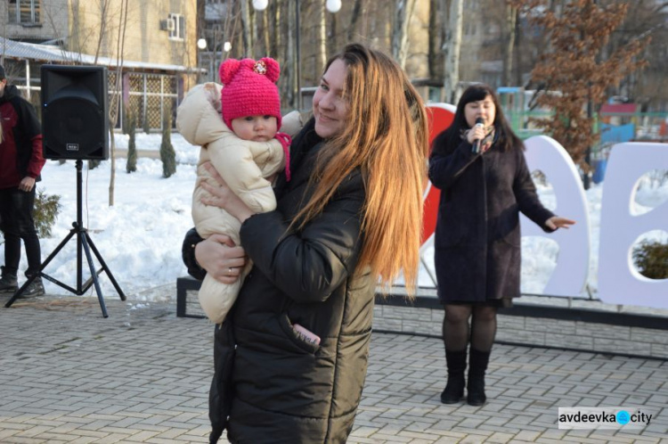 В День всех влюблённых АКХЗ подарил авдеевцам сердце с горящим коксом (ФОТО)