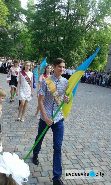 Для авдеевских школьников прозвенел последний звонок (ВИДЕО/ФОТООТЧЕТ)