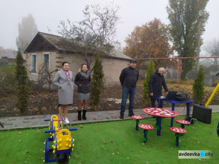 Детвору в старой части Авдеевки порадовали новым местом отдыха: фоторепортаж