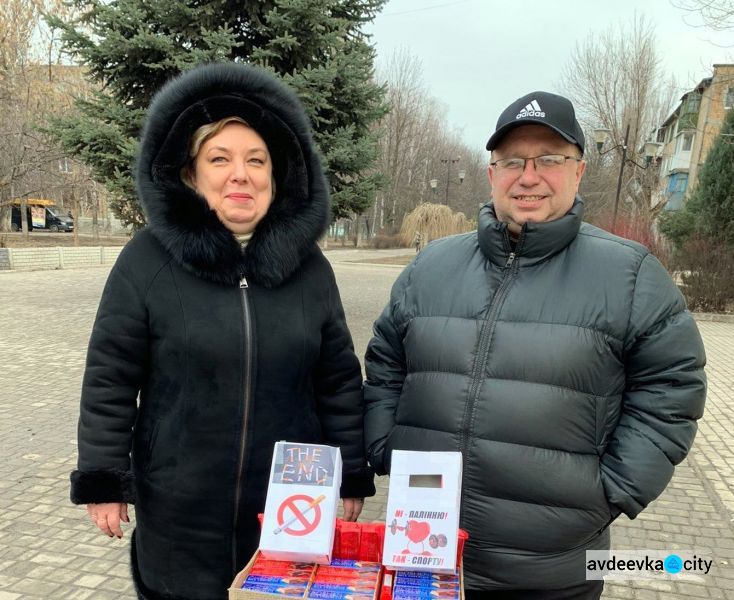 В Авдіївці провели вуличну акцію «Міняю цигарку на цукерку»