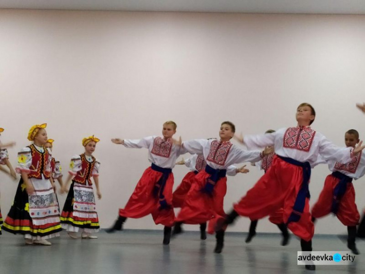   Багато квітів, відзнак та слайд-шоу: в Авдіївці привітали педагогів (ФОТО)