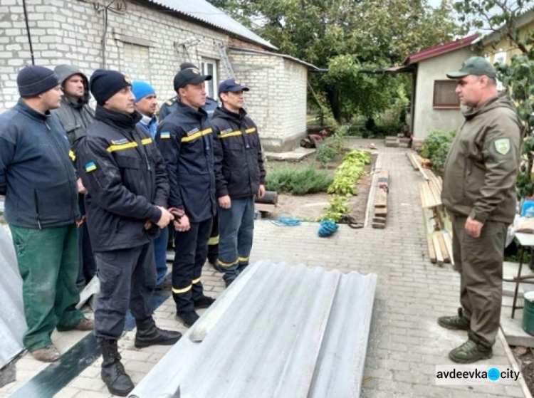 В Авдіївці відзначили рятувальників, які лагодили дахи пошкоджених будинків городян