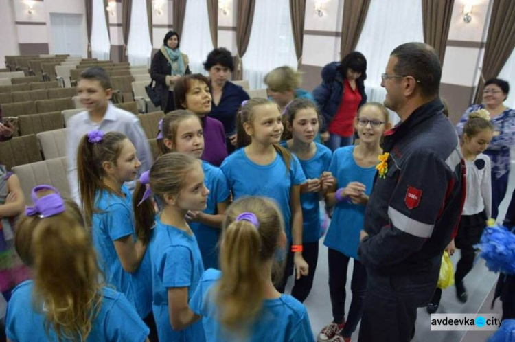 Авдеевские школьники устроили концерт в подарке коксохимиков (ФОТО)