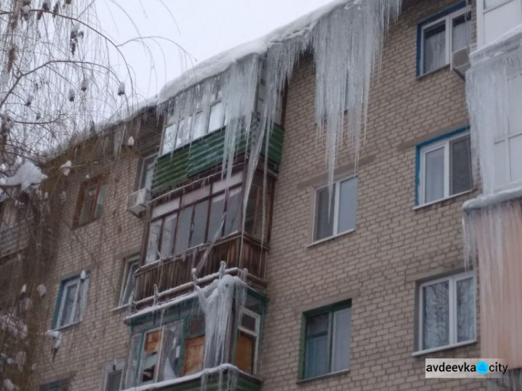 Авдеевские коммунальщики объявили войну ледяным сталактитам (ФОТО)