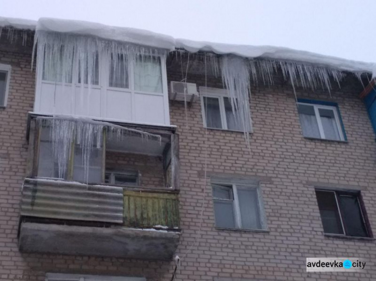 Авдеевские коммунальщики объявили войну ледяным сталактитам (ФОТО)