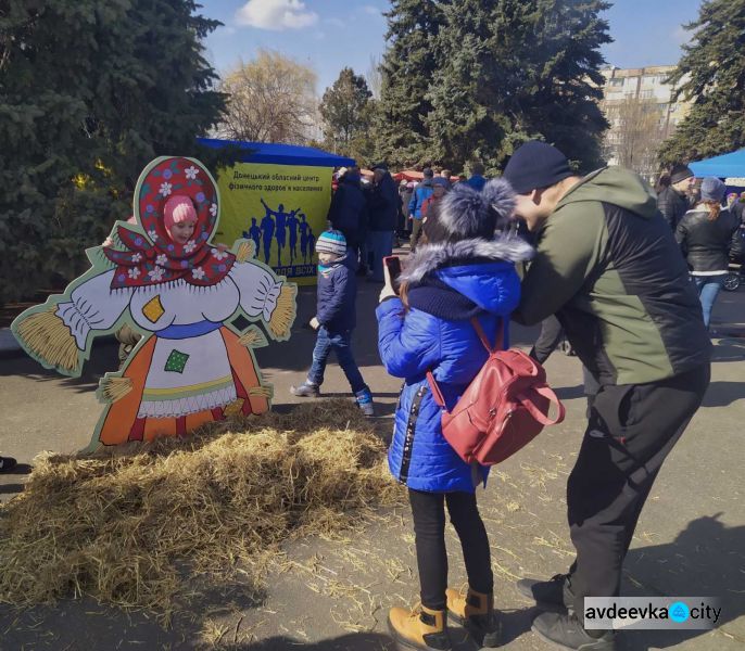 Народным гулянием в Авдеевке отметили последний день Масленицы 