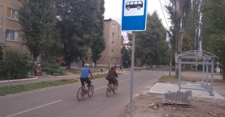 В Авдеевке возле стадиона строится новая крытая остановка (ФОТОФАКТ)