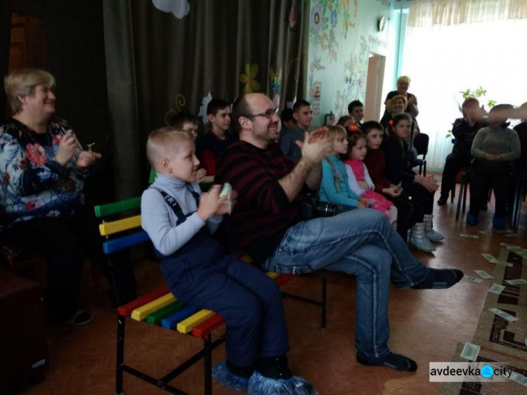 “Позитив шоу” в Авдеевке: особенные дети плакали от смеха (ФОТО)