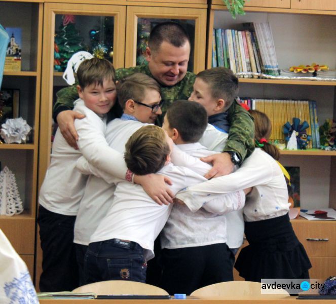 Школьники Авдеевки устроили представление для полицейских (ФОТО)