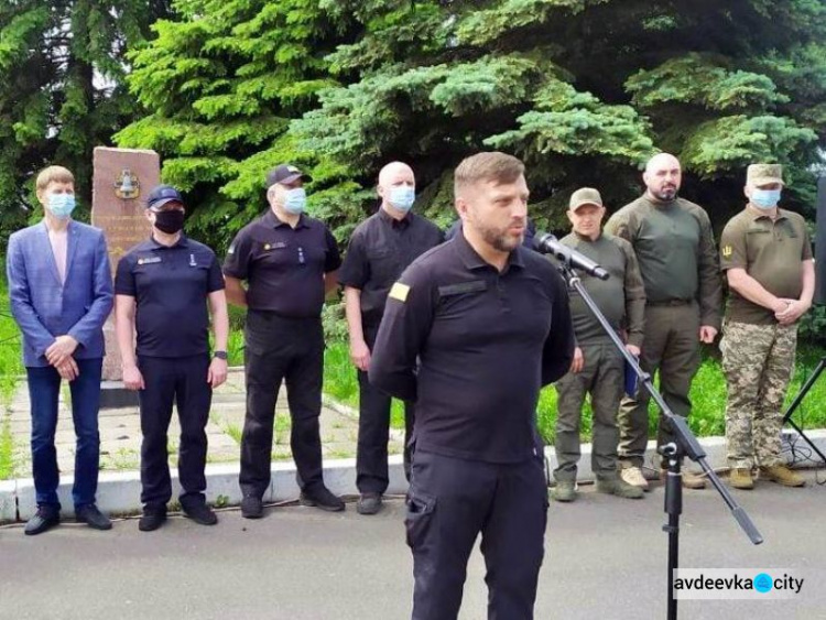 В Авдіївці рятувальникам ДСНС за допомогу у відновлюванні пошкоджених обстрілами будинків вручили грамоти і нагороди