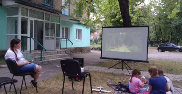 В Авдіївці дивилися жахи просто неба (ФОТО)