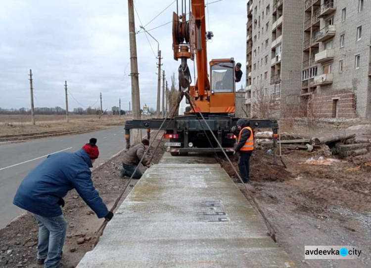 Коммунальщики благоустроили тротуар возле "разукрашки"